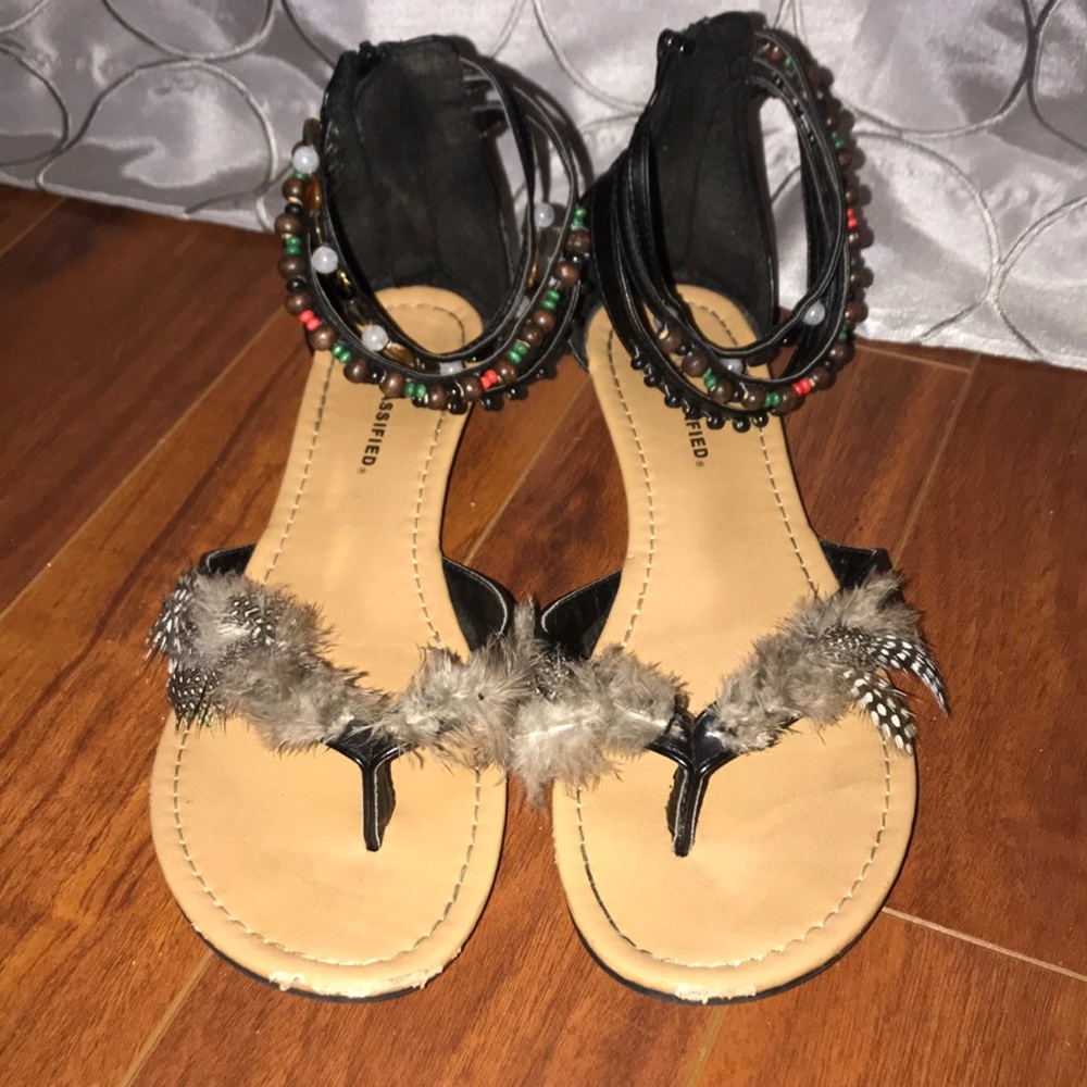City classified feather sandals